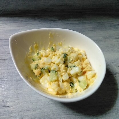 こんばんは☆きょうはたくさん卵サラダ作ったので一部タルタルソースに٩(ˊᗜˋ*)و胡瓜入れると食感よくなっていいですね♪美味しいレシピ感謝です♥